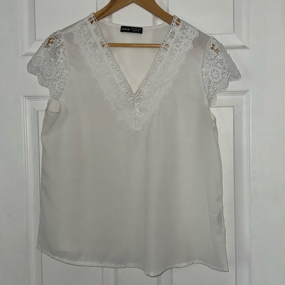 SHEIN LUNE Contrast Guipure Lace V-Neck Blouse